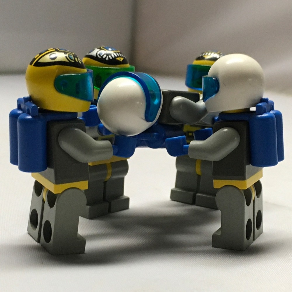 Space LEGO Unitron 5x Minifigures Various Accessories Vintage - Picture 10 of 13